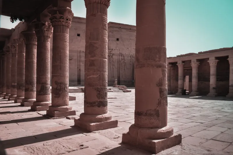 Colonnes, Hiéroglyphes et Lumières Tamisées : L'Art de Recréer un Sanctuaire Antique en Ligne